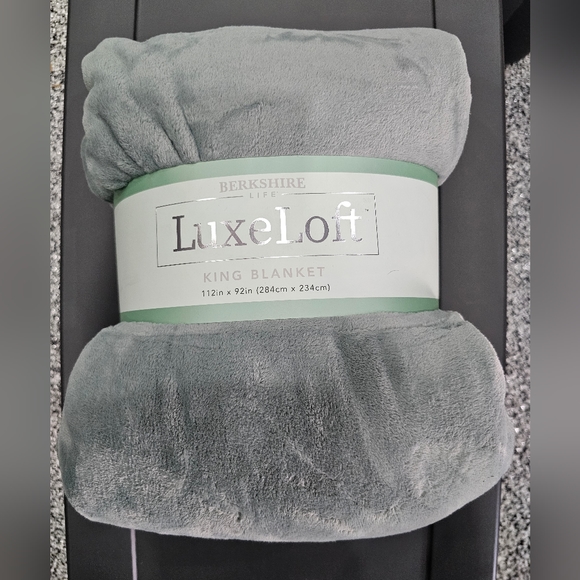 berkshire luxe loft Bedding King Blanket Poshmark